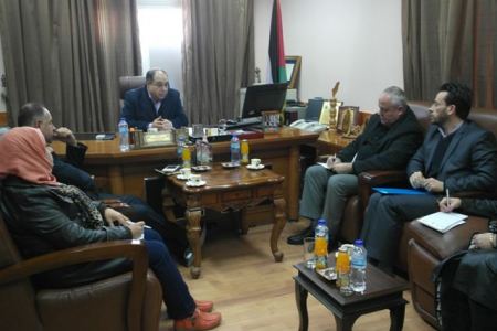 مدير عمليات وكالة الغوث يطلع المحافظ رمضان على آلية برنامج الغذاء بالنظام الالكتروني